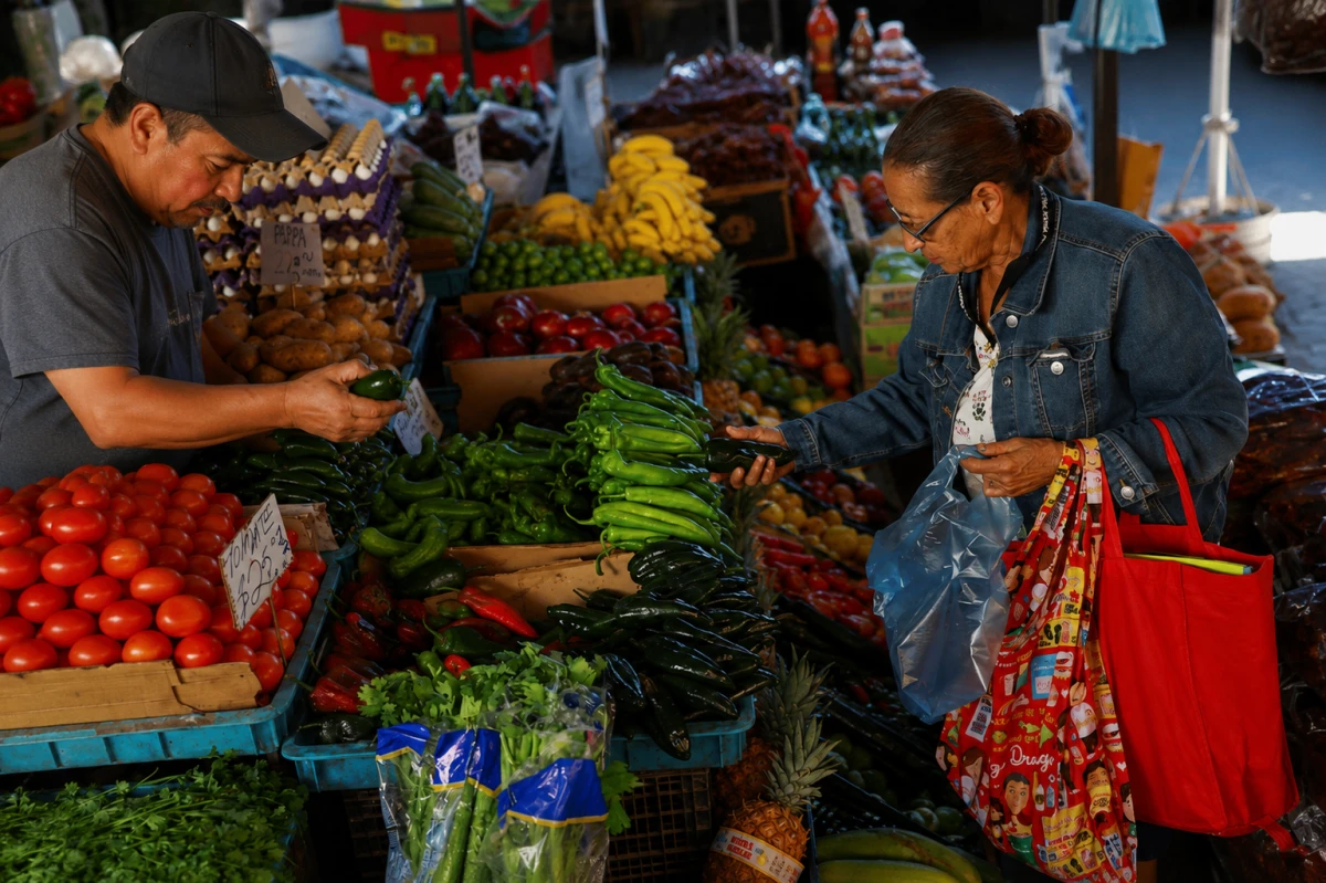 Mexico Inflation Slows to 3.55% in Early June, Falling Below Expectations