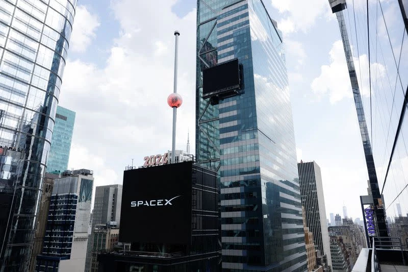 Nasdaq 100 Set to Lose Over $1 Trillion as AI Selloff Deepens and SpaceX Slides